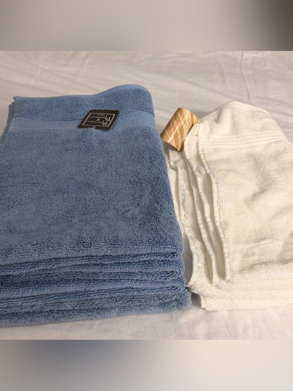 Mercer & Madison Home 4piece towel set in blue ans 2 white brand new towel
